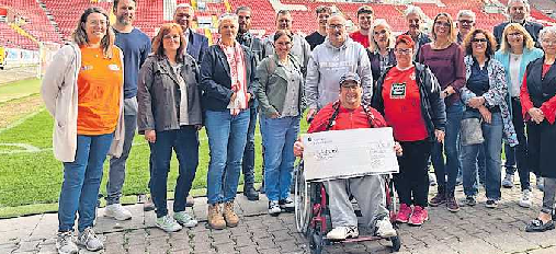 Eine der vielen Aktionen der Betze-Engel: ein Netzwerktreffen samt Spendenübergabe im vergangenen Jahr. FOTO: MARIA HUBER