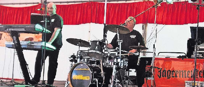 Das Duo Good Times sorgt für musikalische Unterhaltung. FOTO: ADAM/GRATIS