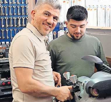 Mehmet Karbabudak mit Sohn Enes. FOTO: MANFRED WELLER