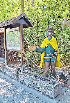 Mit bunten Figuren bestückt: Vogelpark Schifferstadt. Foto: wig