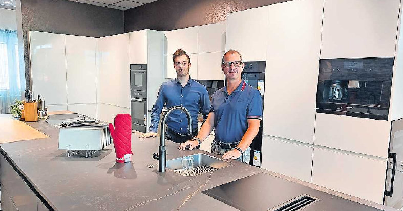 Inhaber Ralf Kling (rechts) und Mitarbeiter Alexander Weis freuen sich darauf, gemeinsam mit den Besuchern das Jubiläum des Küchenstudios in der Maudacher Straße zu feiern. FOTO: MÖBUS