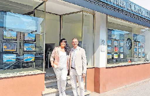 Beraten ihre Kunden: Jessica und Dominik Hüther. FOTO: MMÖ