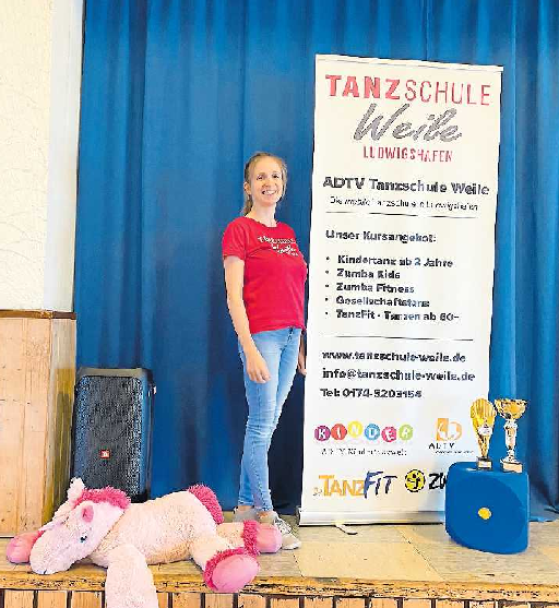 Mit der Contestgruppe Beat Bandits, einer Hip Hop Formation, ist die Tanzschule von Eva Greiner-Weile im vergangenen Jahr Europameister geworden. Die Pokale rechts zeugen von dem Erfolg. FOTO: CLAUDIA MATHEIS