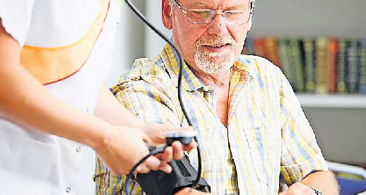 Das regelmäßige Blutdruckmessen zählt auch zu den Pflegeleistungen. FOTO: SOZIALSTATION/GRATIS