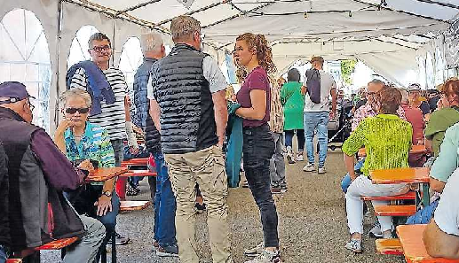 Wer im Festzelt Bekannte und Freunde trifft, hält gerne einen kleinen Plausch. FOTO: STEFAN ENDLICH