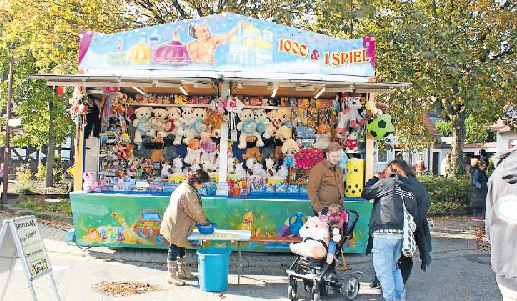 Bei Geschicklichkeitsspielen wie an diesem Jahrmarktstand sind große Plüschtiere und Spielzeug zu gewinnen. FOTO: STEFAN ENDLICH