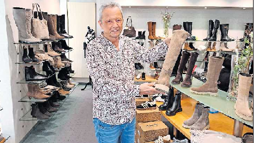 Volker Laux mit einem neuen Modell. FOTO: STEFAN ENDLICH