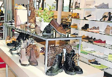 Stiefel und Stiefeletten mit Animal-Print sind voll im Trend. Das Schuhhaus Grahn hat diese in großer Auswahl. FOTO: STEFAN ENDLICH