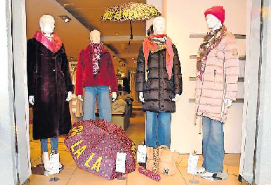 Der Winter kann kommen. Dieses Schaufenster bei Meier Mode zeigt das passende wärmende Outfit. FOTO: STEFAN ENDLICH