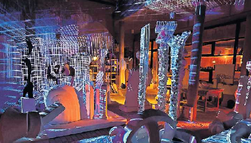 Der Medienkünstler „haegar“ lässt die Atelierräume am Stadtpark Fronte Lamotte neu erstrahlen. FOTO: STADT GERMERSHEIM/GRATIS