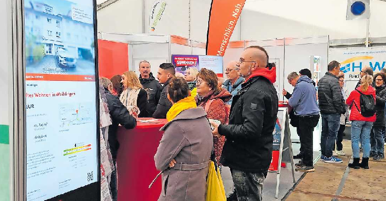 Besucher am Stand der Sparkasse Rhein-Haardt, die als Premiumpartner der Baumesse Bad Dürkheim mit einem eigenen Stand am Eingang von Halle 1 vertreten ist. FOTO: SPARKASSE RHEIN-HAARDT/GRATIS