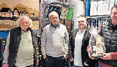 Von links: Gründer Jean Grigo, Sohn Matthias Grigo, Enkel und Büromitarbeiter Marc Grigo, Oberbürgermeister Otterbach Marco Rechke. FOTO: MILE