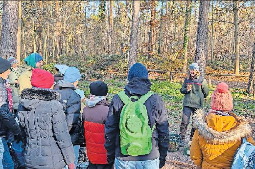 Fans der Rucksackschule: Försterin Beate Werner begrüßt rund 30 Kinder mit ihren Eltern zum Freiluft-Basteln.