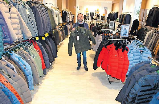 Schmitt Männermode führt eine breite Auswahl an hochwertigen Jacken für die kalte Jahreszeit. FOTO: STEFAN ENDLICH