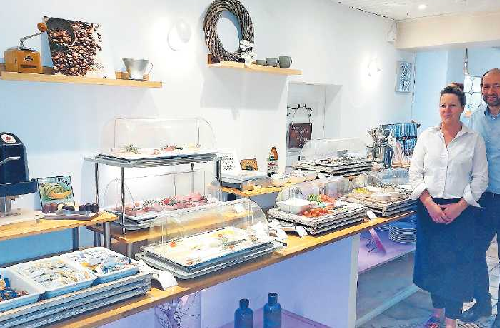 Inhaber Jürgen Ebnet und Rrestaurantleiterin Claudia Metzger vor dem Frühstücks-Büffet. FOTO: MMÖ