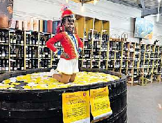 Sorgte als Glücksfee für Freude bei den Gewinnern: Tanzmariechen Julia vom KV HWO. FOTO: CLAUDIA MATHEIS