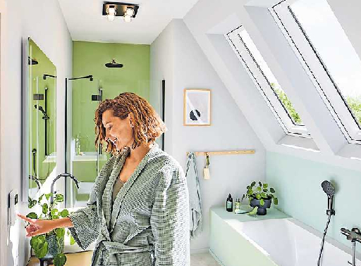 Mit einem Dachfenster im Bad oder der Toilette kann nach dem Duschen gelüftet und die Luftfeuchtigkeit direkt nach draußen geleitet werden. FOTO: DJD/TLS-DACHFENSTER/ROTO DACHSYSTEM TECHNOLOGIE
