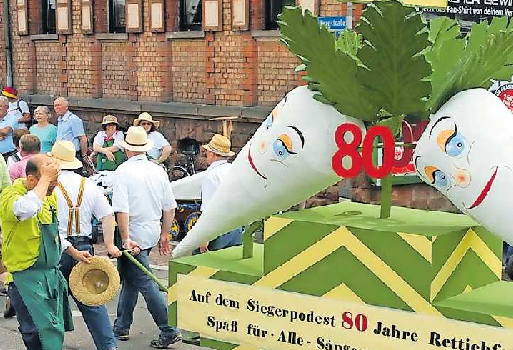 Scharf auf den Rettichumzug: Wie zuletzt vor zehn Jahren stehen zahlreiche Teilnehmer in den Startlöchern, um ihre fantasievoll geschmückten Wagen auf die Strecke zu bringen. FOTO: STADTVERWALTUNG SCHIFFERSTADT/GRATIS