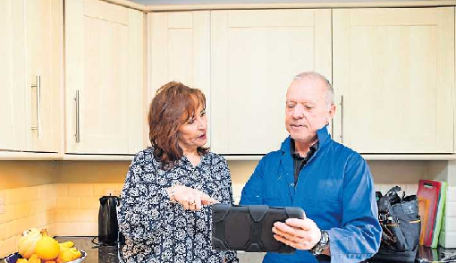 Bei Heizungsausfall oder -modernisierung besprechen Handwerker und Hauseigentümer die beste Lösung für eine neue Heizanlage miteinander. Der Wohnkomfort bleibt solange dank Mietheizung erhalten. FOTO: DJD/ENERENT/GETTY IMAGES/PETER CARRUTHERS