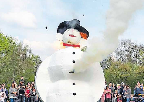 Auf der Pfarrwiese wird wieder symbolisch ein großer Schneemann verbrannt. FOTO: SIEDLERGEMEINSCHAFT/GRATIS