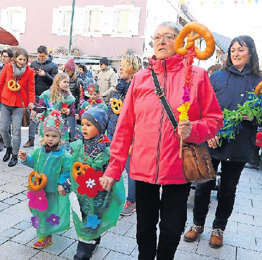 Wegzehrung dabei: Umzugsteilnehmer tragen Brezeln um den Hals oder an Stabausstecken. FOTO: ANJA BENNDORF