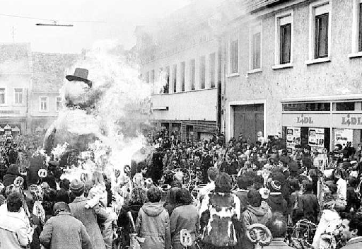 1981 wurde der Winter noch auf dem (heute ganz anders aussehenden) Schillerplatz verbrannt. Die Besucher drängten sich um den in Flammen stehenden Schneemann. FOTO: WOLFGANG SCHMITT