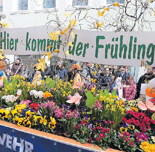 Schon immer dabei: Der Motivwagen der Jugendfeuerwehr mit bunten Frühlingsblumen. ARCHIVFOTO: ANJA BENNDORF