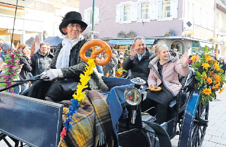 Vor Corona noch dabei: Die Kutsche mit dem Stadtoberhaupt und der Weingräfin. Heute müssen der Bürgermeister und die Hoheit zu Fuß gehen. FOTO: ANJA BENNDORF