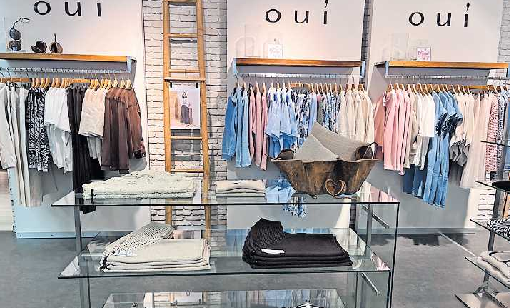 Der Sommer ruft mit Looks voller Leichtigkeit und Stil. Hier gilt es die Lieblingspieces von OUI zu entdecken. FOTO: MORLOCK/GRATIS