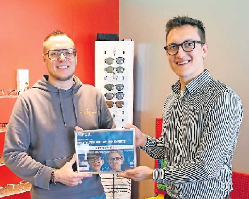 Inhaber Thomas Kempf (links) bekam die Auszeichnung von Maximilian Schnatterbeck, Repräsentant des Unternehmens Essilor, überreicht. FOTO: MANFRED WELLER