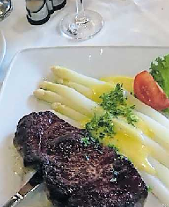 Schmackhaft frisch: So kommt im Jägerhof der Spargel auf den Tisch. FOTO: JÄGERHOF/GRATIS