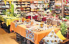 Gedeckte Frühlingstische bei Betten Ziegler. FOTO: MWL