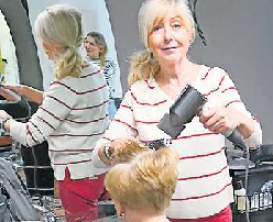 Friseurmeisterin Petra Lorber ist Fachfrau für das Zweithaar. FOTO: MANFRED WELLER