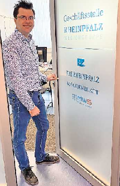 Hereinspaziert: Redaktionsleiter Andreas Ganter öffnet die Tür zu den neuen Räumen der RHEINPFALZ-Mediengruppe. FOTO: MEIKE FRANK