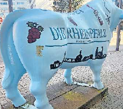 Ein Stier mit Pfälzer Symbolen und dem Schriftzug der Mediengruppe steht in der Schachenstraße vor dem Rheinberger. FOTO: GANA