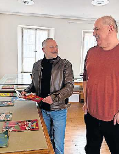 Roland Koch, rechts, lässt gerne einen Blick in die Taschenbücher zu. FOTO: CAM