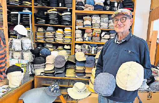 Für jede Situation die richtige Kopfbedeckung hat Friedhelm Schornick im Sortiment. FOTO: CLAUDIA MATHEIS