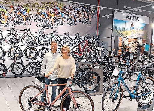 Sven Dehner und Vanessa Steiger-Dehner von der Geschäftsleitung. FOTO: XXL FAHRRAD KALKER/GRATIS