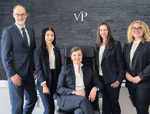 Das Team von VON POLL IMMOBILIEN Südliche Weinstraße berät Eigentümer und Kaufinteressenten persönlich und mit regionaler Marktkenntnis. FOTO: VON POLL IMMOBILIEN/GRATIS