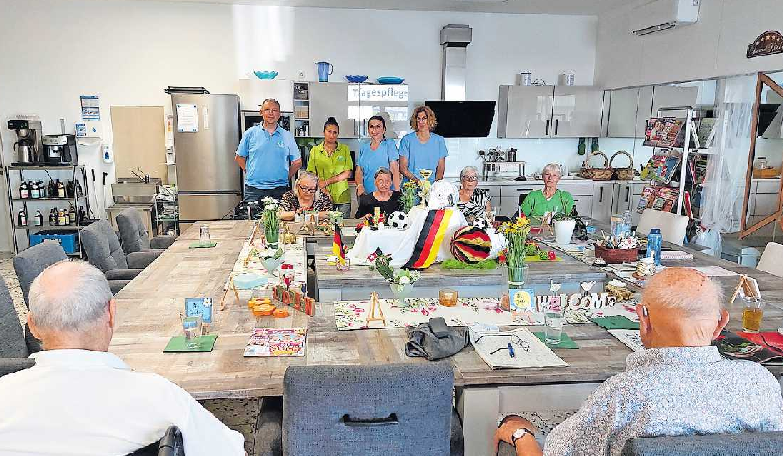 In der Engel Tagespflege verbringen die Senioren zusammen an den Tag, unterstützt von Andy Ziemens und den Mitarbeiterinnen aus dem Team. FOTO: MECHTHILD MÖBUS STREY