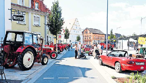 Mit einer „Roten Meile“ historischer Traktoren beteiligten sich die Oldtimerfreunde 2024. FOTO: OLDTIMERFREUNDE/INGE LANGE/GRATIS