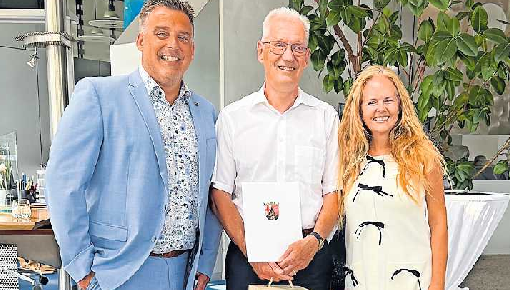Landrat Volker Knörr, Michael Werst und Beate Oster (von links) bei der Abschiedsfeier für den verdienten Mitarbeiter. FOTO: AUTOHAUS OSTER/GRATIS