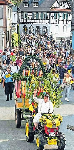Der bunte Festumzug wird viele Besucher aus der Umgebung in den Ort locken. FOTO: BENZ FOTOGRAFIE/GRATIS