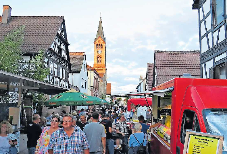 Der Straßenmarkt ist eine der Attraktionen der Böhler Kerwe. FOTO: BRIGITTE MELDER