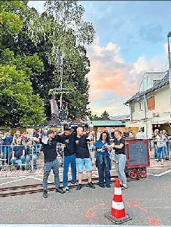 Ein Gewinnerteam beim Loreschieben. FOTO: ORTSGEMEINDE/GRATIS