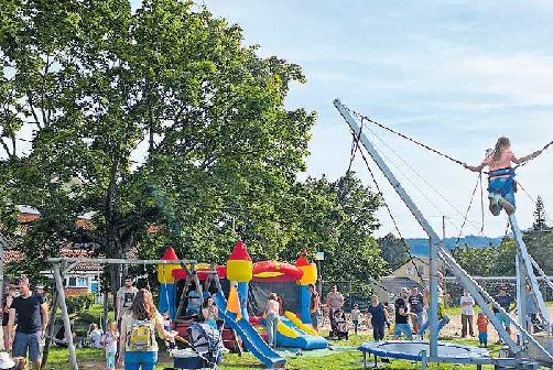 Auf Bungee-Trampolin und Kinderkarussell dürfen sich die Kinder freuen. FOTO: ORTSGEMEINDE ALBERSWEILER/GRATIS