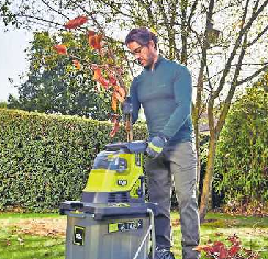 Äste und Zweige werden mit einem Häcksler von sperrigem Biomüll zu wertvollem Mulch. FOTO: DJD/RYOBI