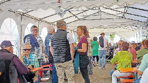 Wer im Festzelt Bekannte und Freunde trifft, hält gerne einen kleinen Plausch. FOTO: STEFAN ENDLICH