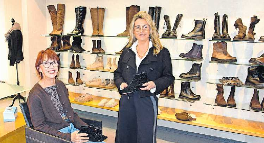 Elke Herrmann von der Schuhgalerie (rechts) zeigt einer Kundin die neuesten Trends der Herbstmode. FOTO: STEFAN ENDLICH