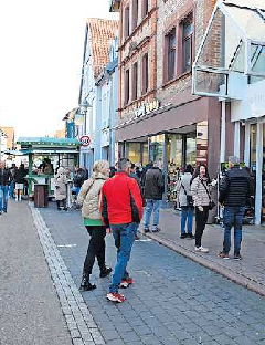 Von 12 bis 17 Uhr laden am Sonntag die Geschäfte in der Hauptstraße zum Stadtbummel ein. FOTO: STEFAN ENDLICH